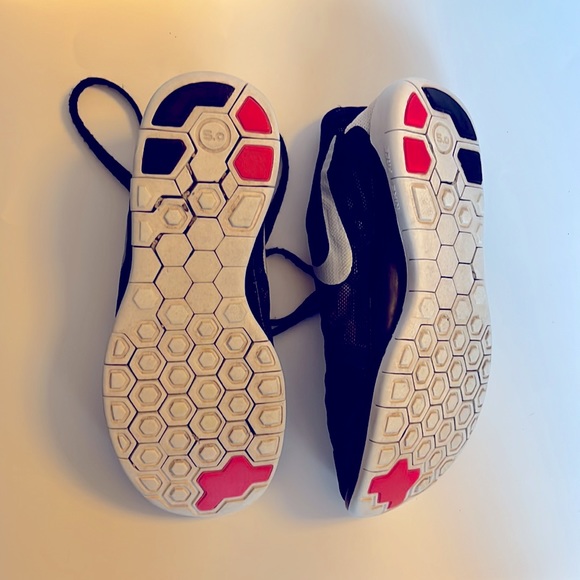 3/$20 😀 Nike Girls Running shoes size 4Y - Picture 3 of 7